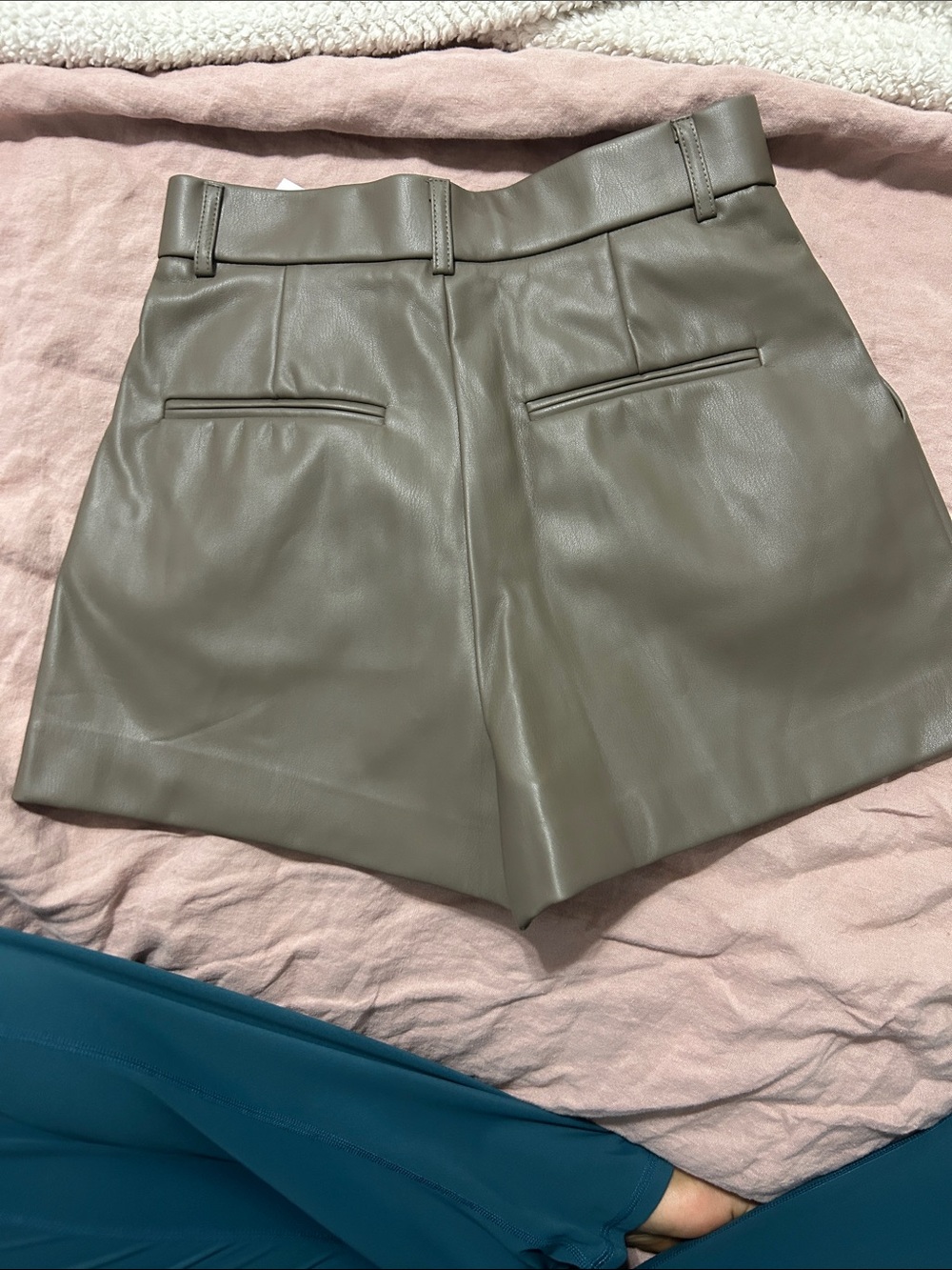 Zara nwt xs High-Waist Vegan Leather pleather Pleated Women’s Shorts - Taupe - Picture 3 of 4